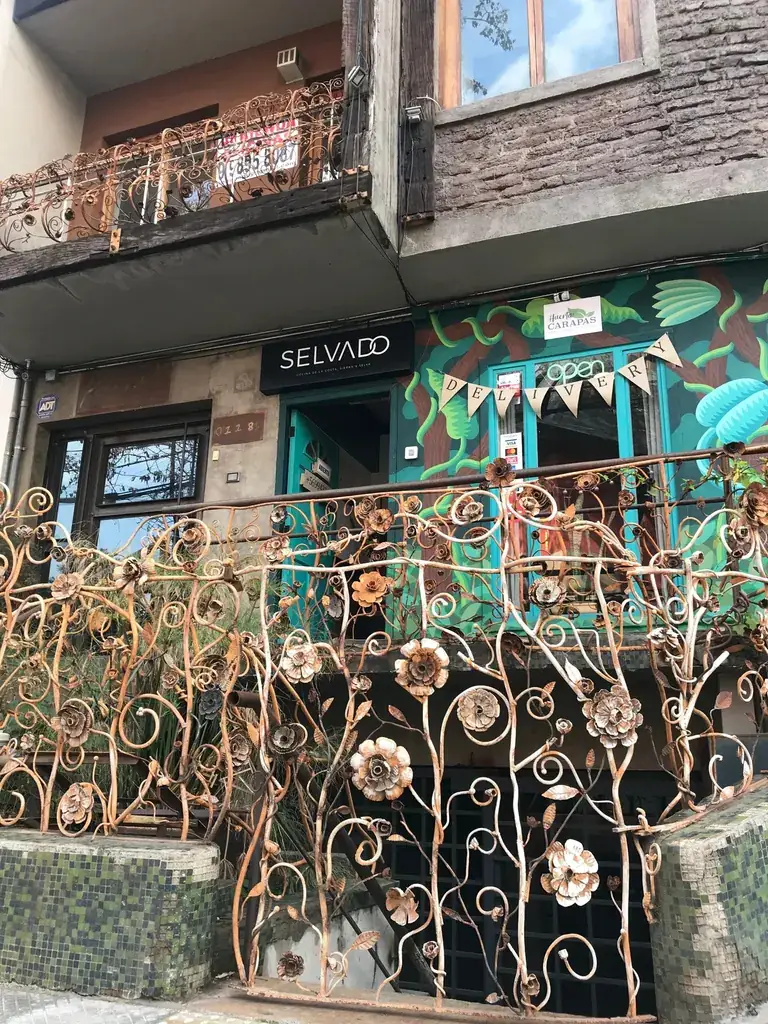 A wrought-iron balcony and painted façade in Bellavista