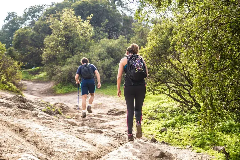 Two hikers on the Cerro Manquehuito trail